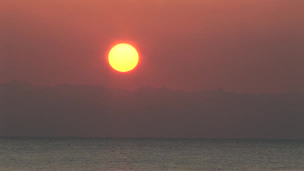 Prachtige zonsopgang boven oceaan — Stockvideo
