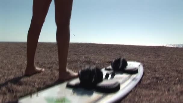 女人站在风筝板 — 图库视频影像