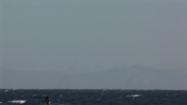 Junger Mann beim Kitesurfen — Stockvideo