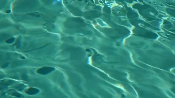 Riflessioni sull'acqua durante il giorno — Video Stock