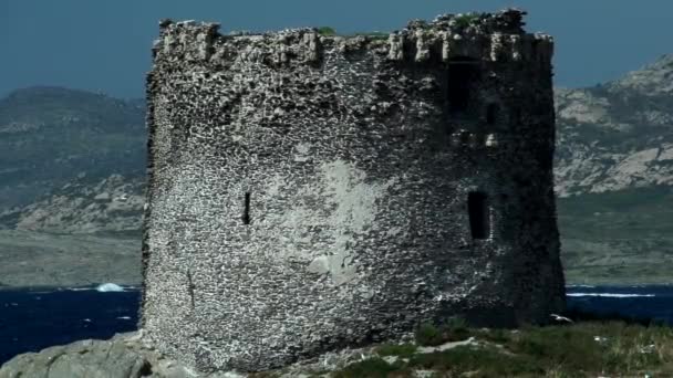 Παλιό πύργο κοντά στη θάλασσα — Αρχείο Βίντεο