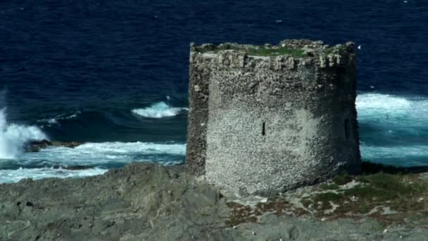 Antigua torre cerca del mar — Vídeo de stock