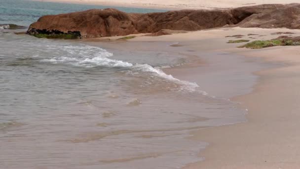 vagues sur la plage, sardinia 