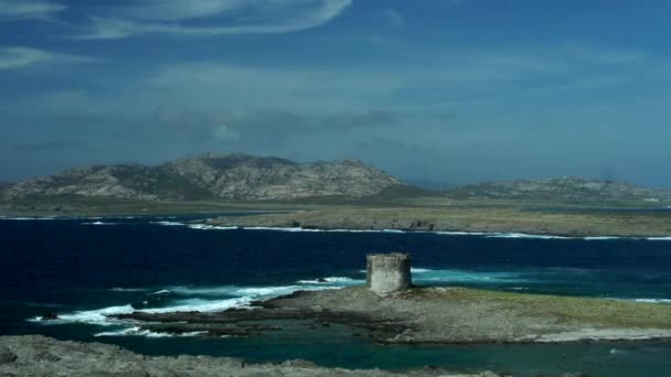Antigua torre cerca del mar — Vídeo de stock