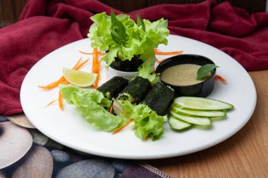Sağlıklı yosun salatası, ev yapımı sağlıklı sebze sarması ve salata soslu yengeç çubuğu..