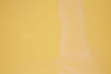 Doku arkaplanı için beton duvar sarısı rengi, soyut renkli beton duvar dokusu ve arkaplanı, çimento çatlağı ve sarı duvar lekesi.