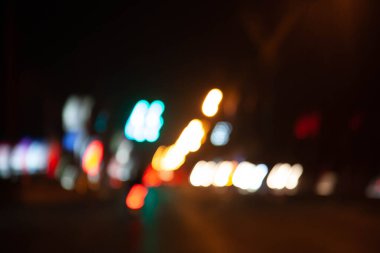 Gece vakti, arka plan kullanımı için ışık saçan Road 'un soyut bulanık görüntüsü. Motosiklet çalışırken fotoğraf çek, gece yolunda sür.