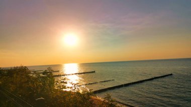 Parlak güneş denizin yüzeyini aydınlattı..
