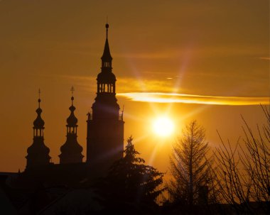 Kulelerin arkasında keskin güneş batıyor.