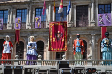 İspanya, Toledo 'da tatilde olan gerçek boyutta bebekler.