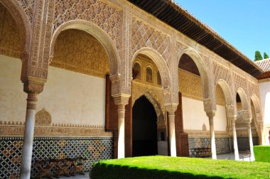 Nasrid Sarayı 'ndaki Myrtles Adliyesi mimarisi, Alhambra, Granada, İspanya