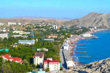 Sudak, CRIMEA-EPTEMBER 2018: Ceneviz kalesinden şehir plajı manzarası