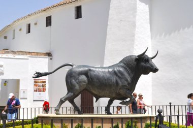 İspanya 'nın Ronda kentindeki meydanda bulunan bir boğa heykeli.
