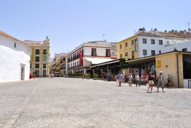 Ronda, İspanya - Haziran 2019: Ronda, İspanya 'nın merkezindeki meydan