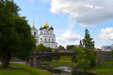 Pskov. Finlandiya Parkı. Kutsal Üçlü Katedral Manzarası