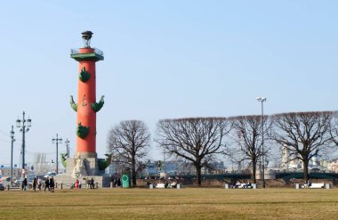 Saint Petersburg, Rusya - Mart 2021: Borsa Meydanı Rostral köşesi