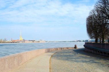 St. Petersburg, Rusya 'daki Vasilyevsky Adası' ndan Neva Nehri ve Peter ve Paul Kalesi manzarası