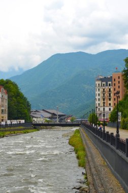 Krasnaya Polyana, Soçi, Rusya 'daki dağ ve nehir manzarası