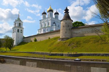 Pskov 'daki Kutsal Üçlü Katedrali. Rusya 'daki en eski manzaralardan biri..