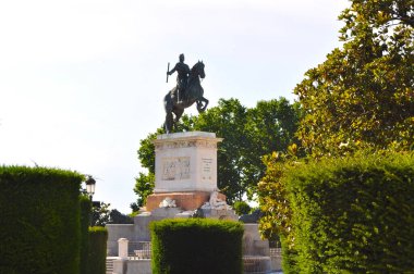 İspanya 'nın başkenti Madrid' deki Kraliyet Tiyatrosu 'nun yanındaki Central Plaza de Oriente' de bulunan Philip IV anıtı..