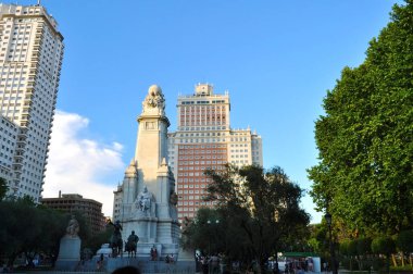 İspanya 'nın Madrid meydanındaki Don Kişot ve Sanço Panza anıtı