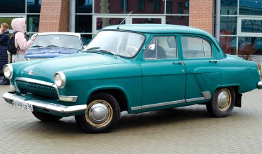 Volga marka araba, Rusya 'nın St. Petersburg kentindeki Demiryolu Müzesi yakınlarındaki Sovyet araba sergisinde sergilendi.