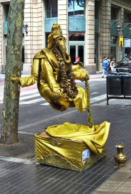BARCELONA, İspanya-Haziran 2019: La Rambla 'da (Barcelona' nın ana caddesi