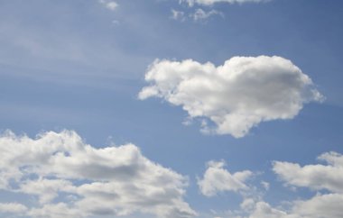 Mavi gökyüzünde kalp şeklinde bir bulut