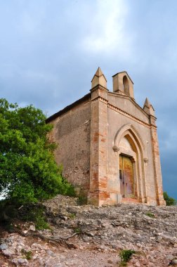 Barcelona, İspanya yakınlarındaki Montserrat Dağları 'nda küçük bir şapel.