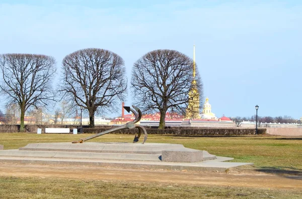 位于俄罗斯圣彼得堡的彼得和保罗要塞背景的锚定纪念碑 — 图库照片