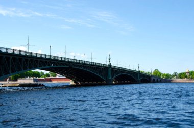 Trinity Köprüsü ve Saint Petersburg, Rusya 'daki Neva Nehri