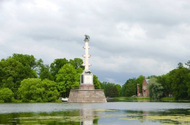 Yazın Catherine parkında Chesme Column, Tsarskoe Selo (Puşkin), Saint Petersburg, Rusya