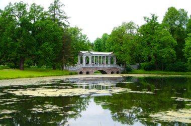 Saint Petersburg, Rusya - Haziran 2021: Catherine parkındaki mermer köprü, Tsarskoe Selo (Puşkin)