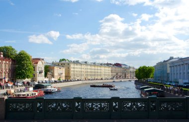Anichkov Köprüsü 'nden St. Petersburg, Rusya' daki Fontanka Nehri manzarası