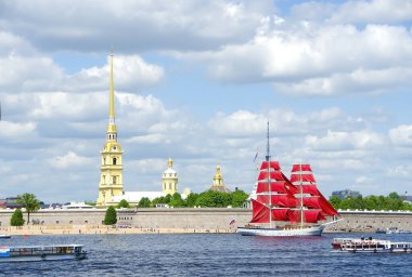 St. Petersburg 'daki Peter ve Paul Kalesi' nin arka planında kırmızı (kırmızı) yelkenli bir gemi var.