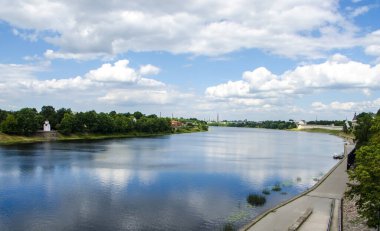 Pskov Kremlin, Pskov, Rusya yakınlarındaki Velikaya Nehri manzarası