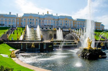 St. Petersburg, Rusya - Ağustos 2021: Peterhof Sarayı ve Samson Çeşmesi