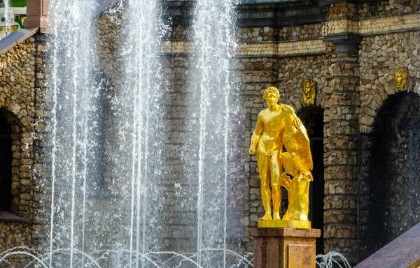 2021年8月1日至8日 俄罗斯圣彼得堡 彼得霍夫宫大瀑布的雕像之一 — 图库照片
