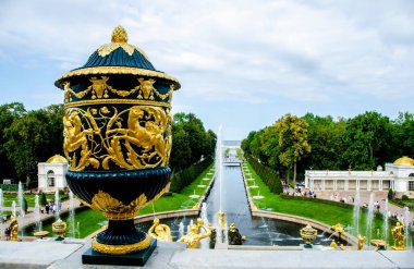 St. Petersburg, Rusya - Ağustos 2021: Peterhof Sarayı ve Samson Çeşmesi