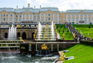 St. Petersburg, Rusya - Ağustos 2021: Peterhof Sarayı Büyük Şelalesi 