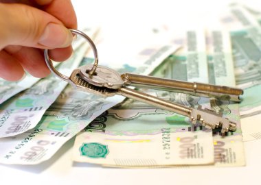 Anahtarlar elinde ve Rus parası