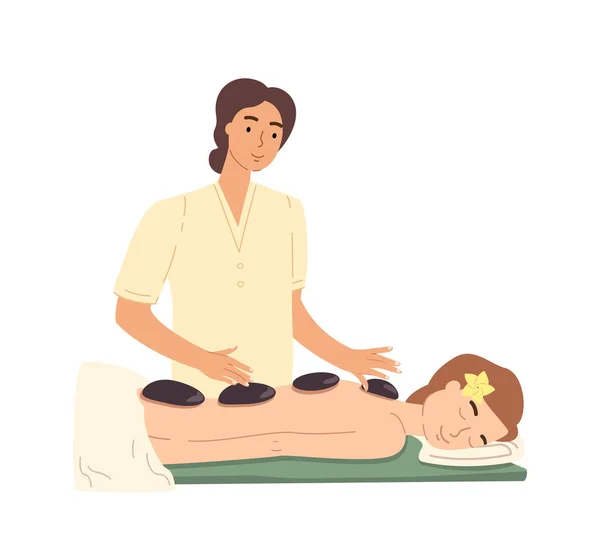 Massagetherapeut en ontspannen vrouw rustend op stenen massage therapie in Spa Wellness centrum.Lichaam, huidverzorging behandeling voor gezondheid en welzijn in beauty salon.Flat vector illustratie geïsoleerd op wit — Stockvector