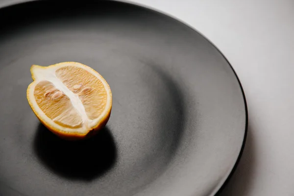 Lemon  on a plate — Stock Photo, Image