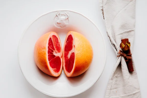 Grapefruit on a plate — Stock Photo, Image