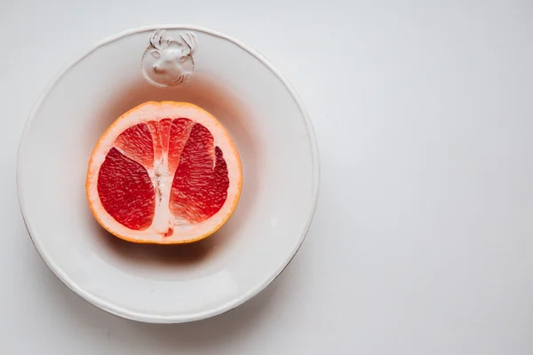 Grapefruit on a plate — Stock Photo, Image