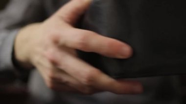 Boş cüzdanı yakından kontrol ediyorum. Sıradan bir insan cüzdanın içine bakar, içinde para yoktur..