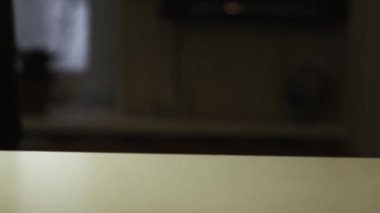 Öfkeli iş adamının yavaş hareketi ofiste yumruğunu masaya vuruyor. 