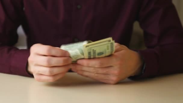Az üzletember megszámolja a pénzt, az amerikai dollárt. — Stock videók