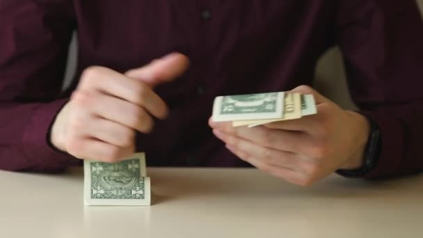 Бусессмен рахує гроші, банкноти американських доларів — стокове відео