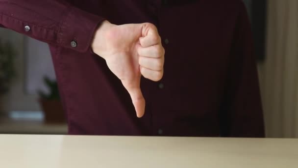 엄지손가락을 내리는 모습을 하고 있는 부스네 스먼 — 비디오
